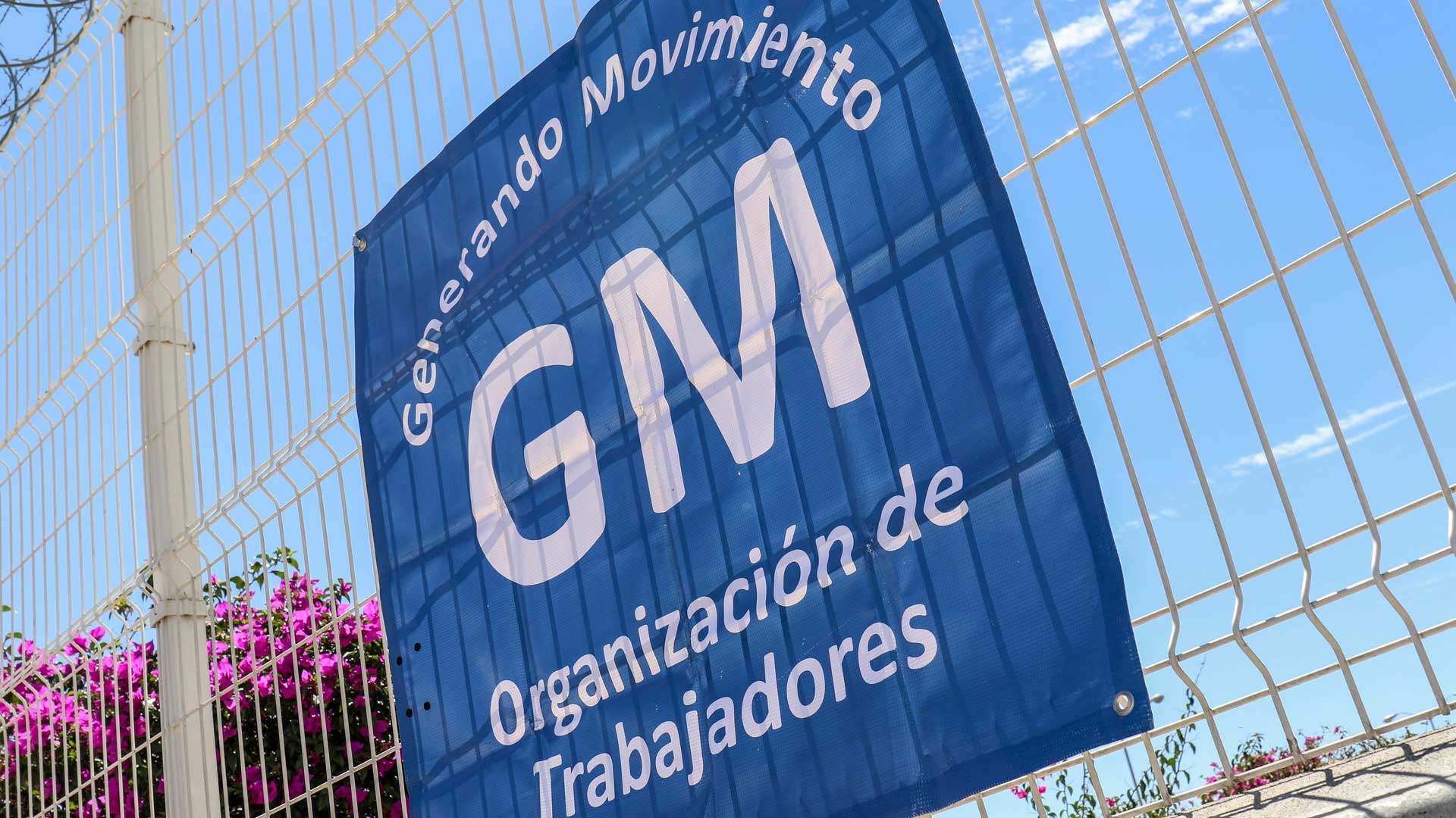 Van trabajadores de GM Silao por mejores condiciones pese a resistencia de CTM