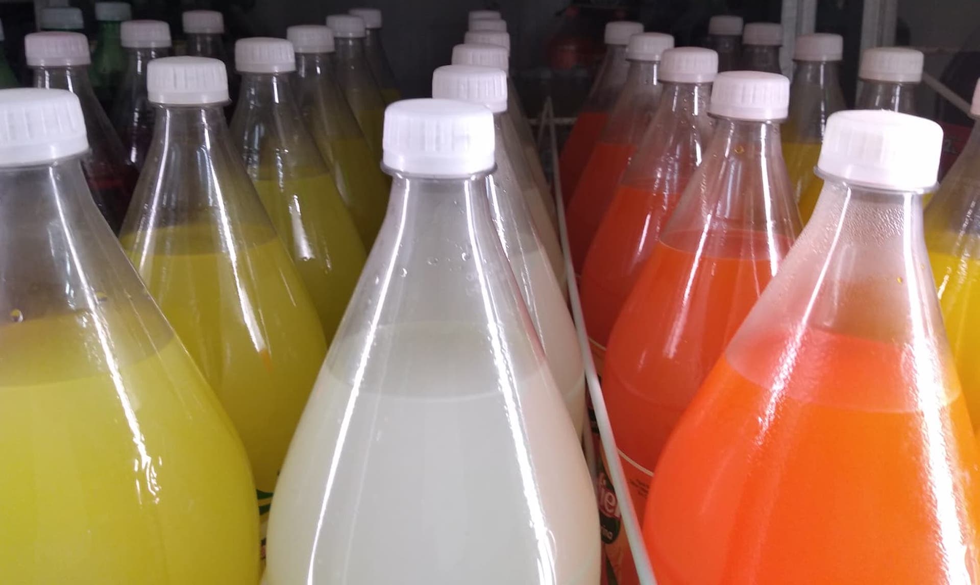 Embotelladores pactan con Morena freno al impuesto a bebidas azucaradas