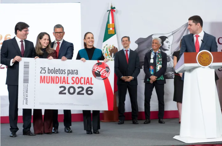 Directivos de Coca-Cola, invitados a la mañanera de la presidenta Claudia Sheinbaum. (Foto: Presidencia)