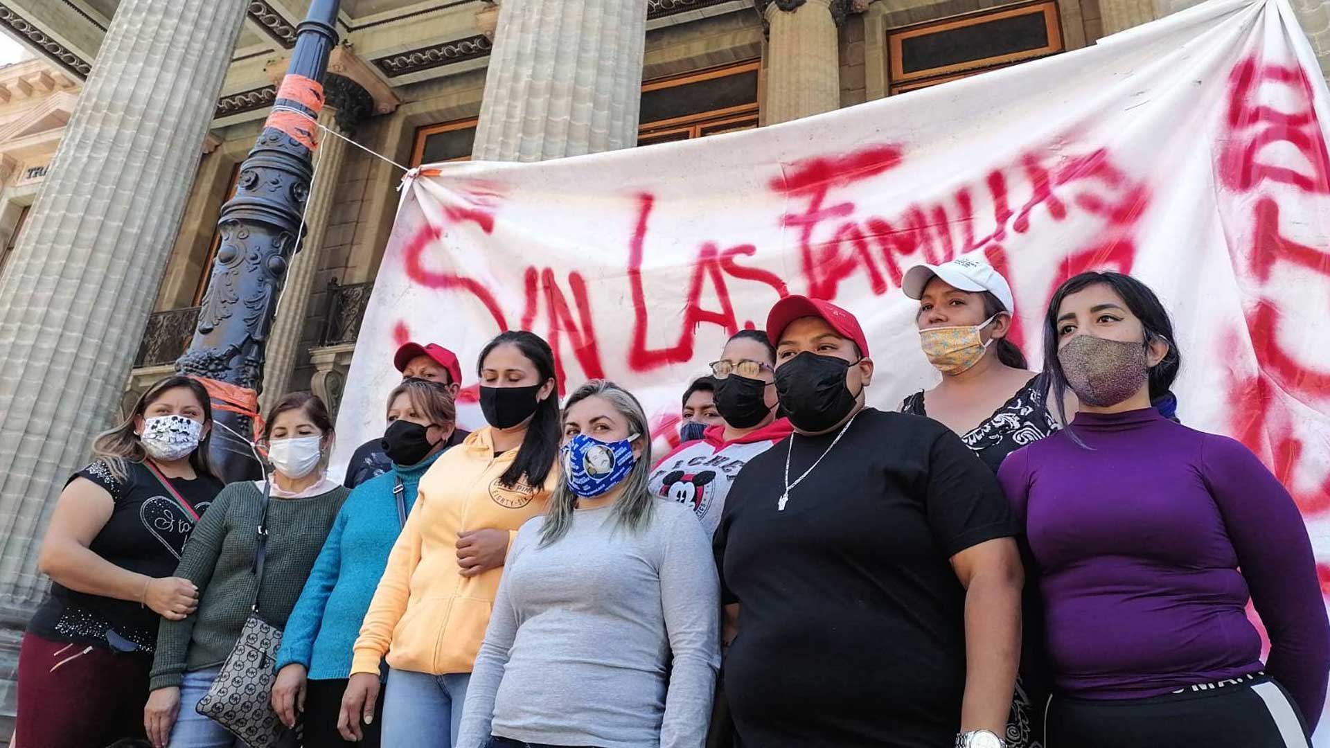 “No somos sus enemigas”: buscadoras de colectivos al Fiscal; se reúnen pero mantienen plantón por desacuerdos