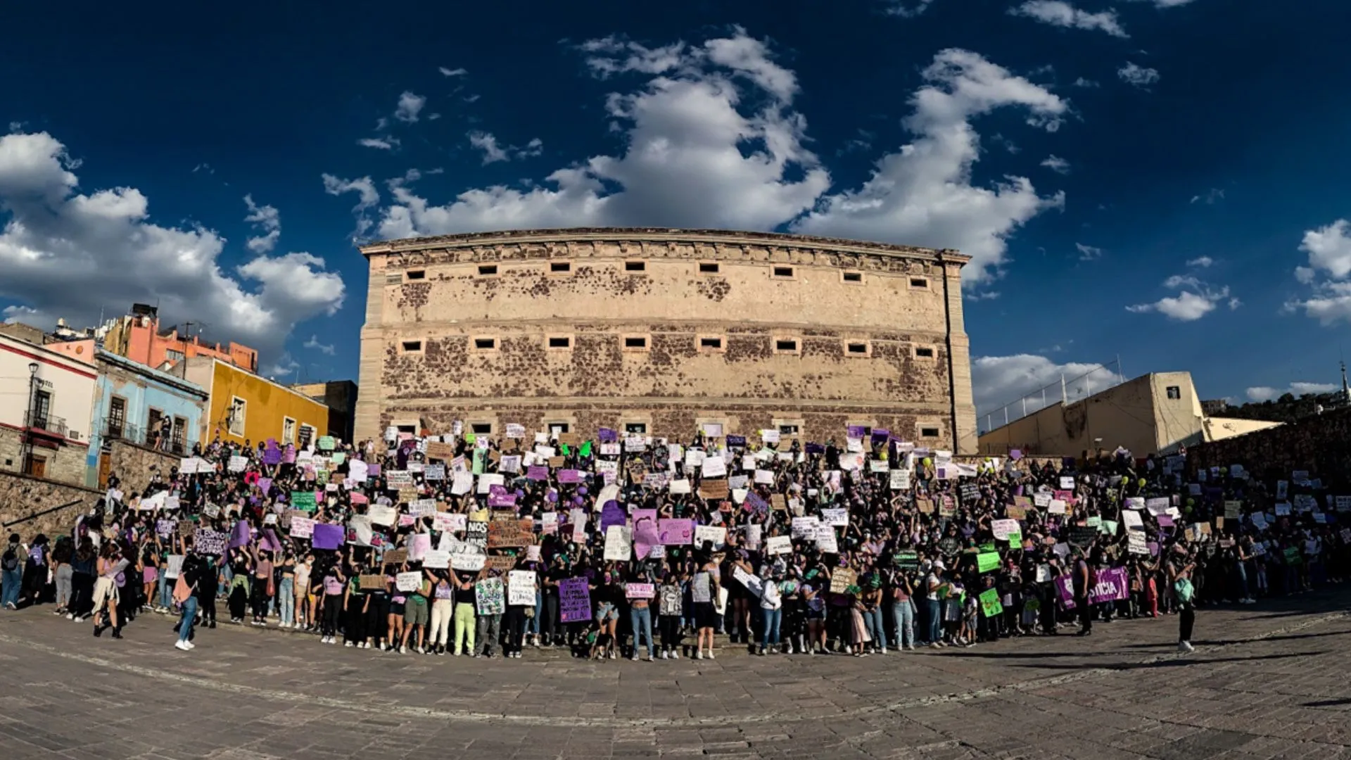 Más de 20 mil niñas y mujeres exigen sus derechos en las calles del estado en el 8M