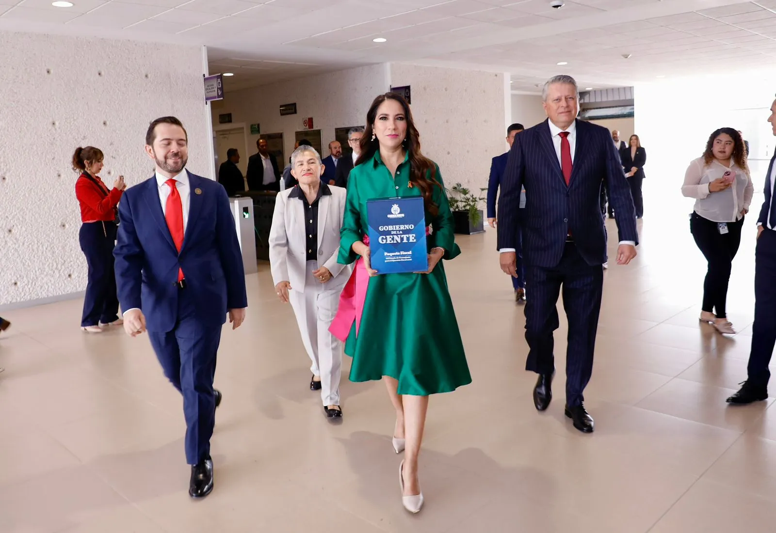 La gobernadora Libia García en la entrega del paquete fiscal