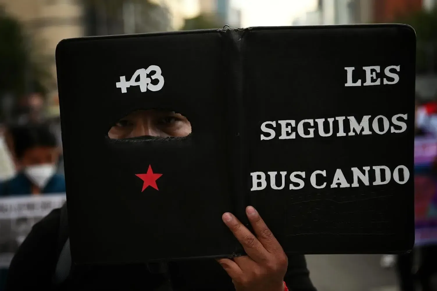Un participante en la marcha organizada hace dos años en la Ciudad de México para conmemorar el séptimo aniversario de la desaparición de los jóvenes. (Mayolo López Gutiérrez/ObturadorMX)