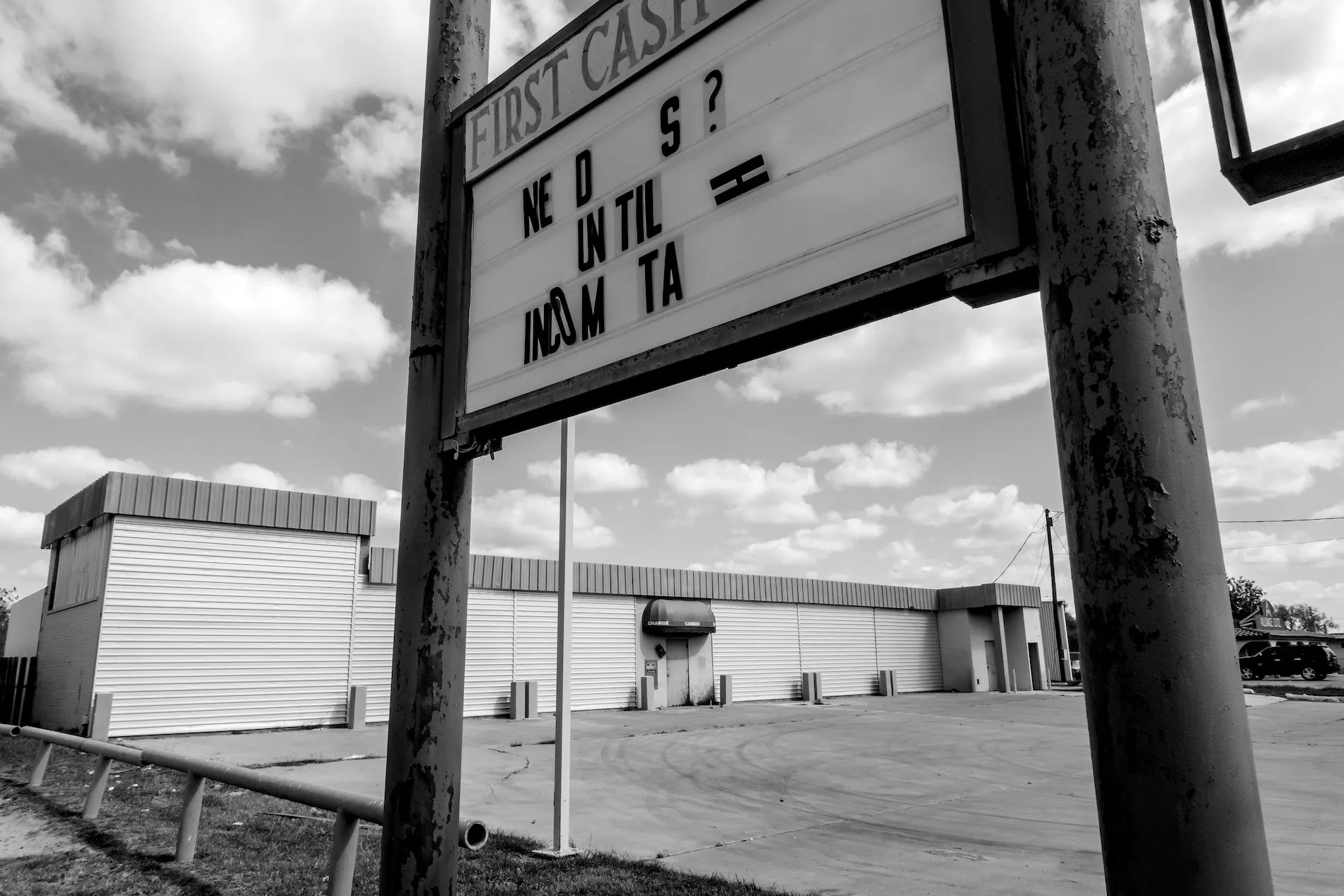 Una empresa controlada por el ex tesorero de Coahuila Héctor Javier Villarreal Hernández compró media docena de propiedades comerciales en Brownsville, incluida esta. Los fiscales en San Antonio presentaron una demanda para decomisarlo en 2012. Después de que Villarreal Hernández se declarara culpable, su compañía lo vendió a un tercero, según muestran los registros de escrituras.