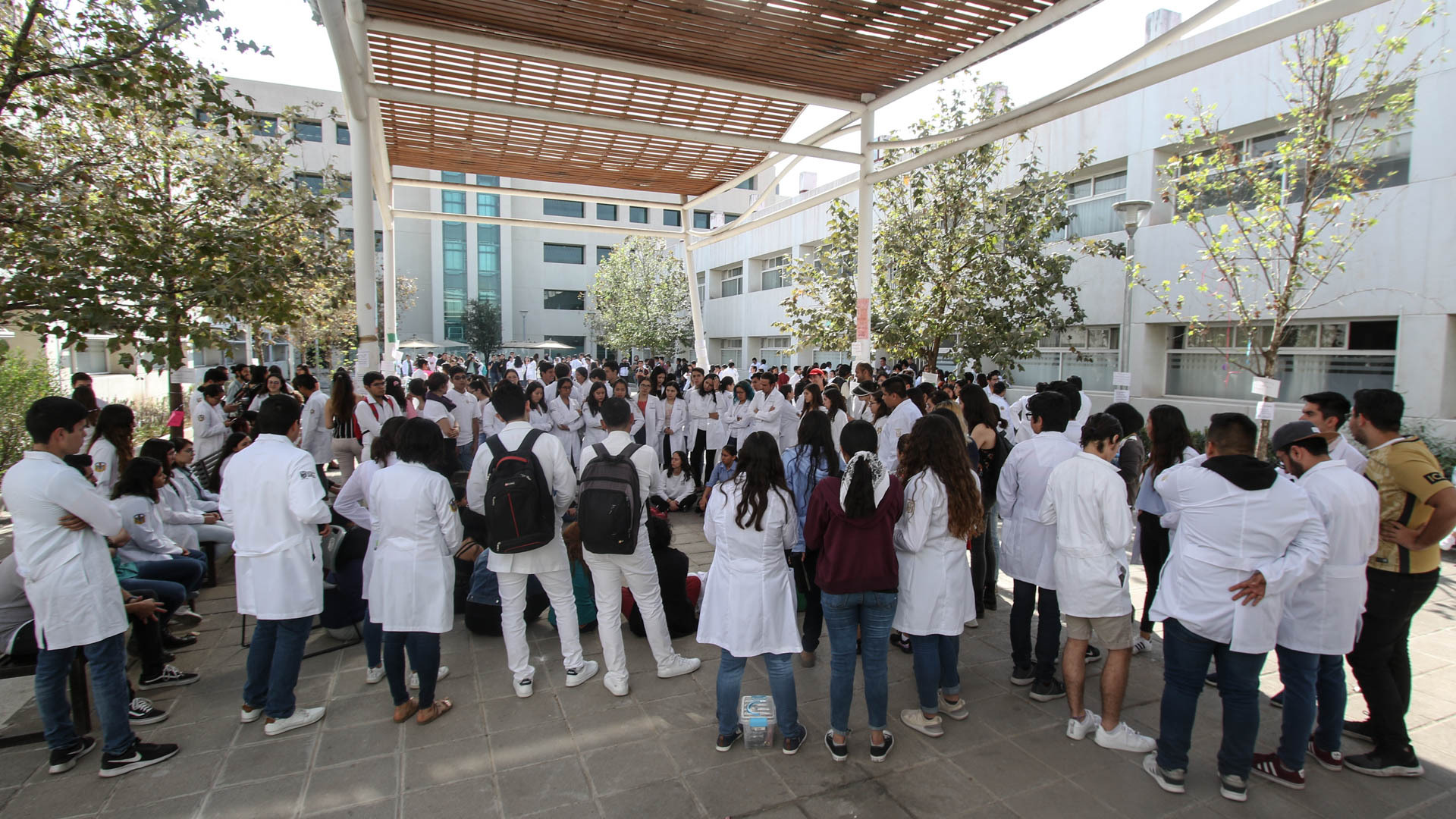Deja UG solos a sus internos: sin equipo protector regresan a hospitales por orden federal