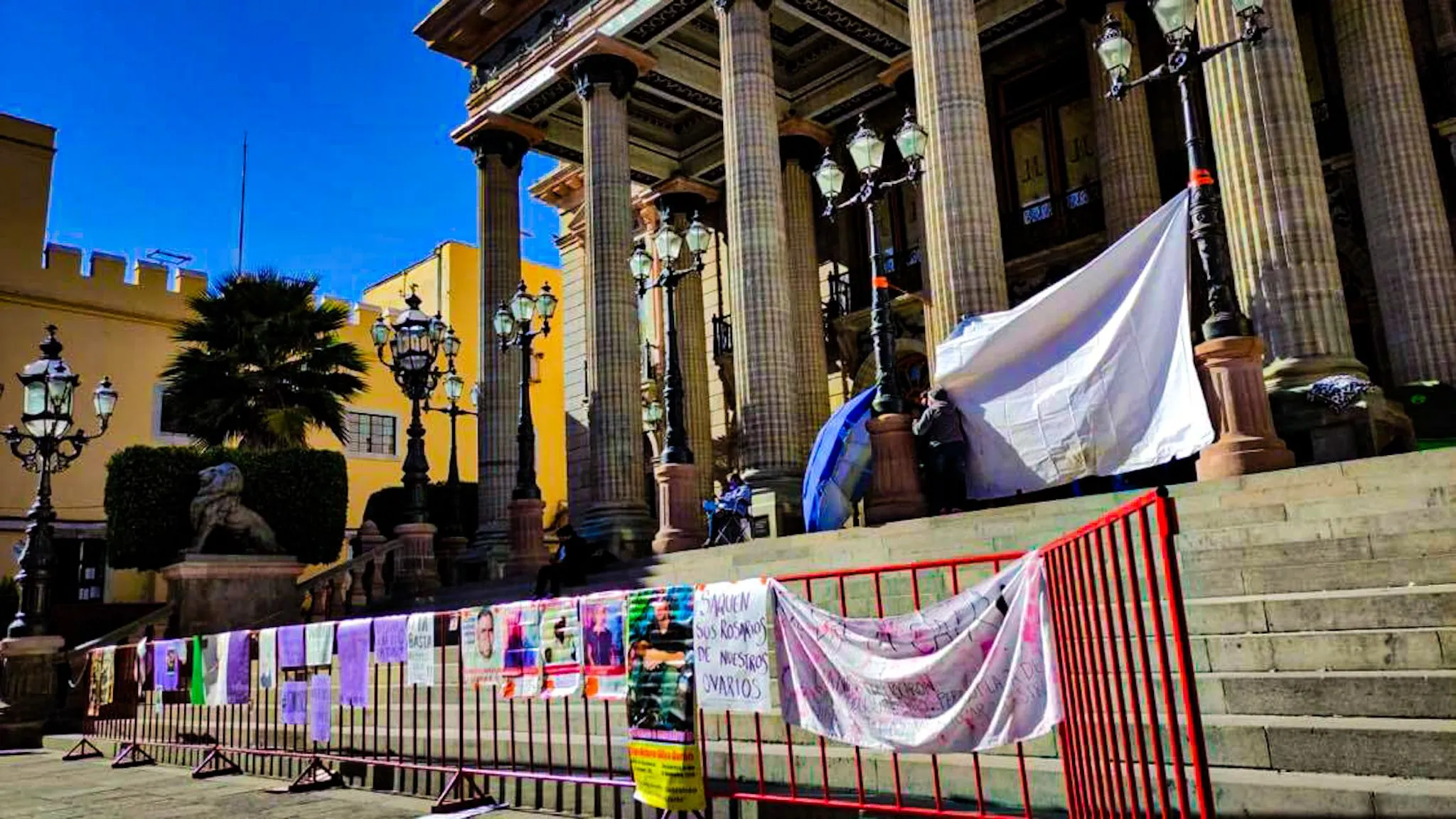 Opacidad de la Fiscalía durante exhumaciones en fosas de Celaya provoca plantón en el Juárez