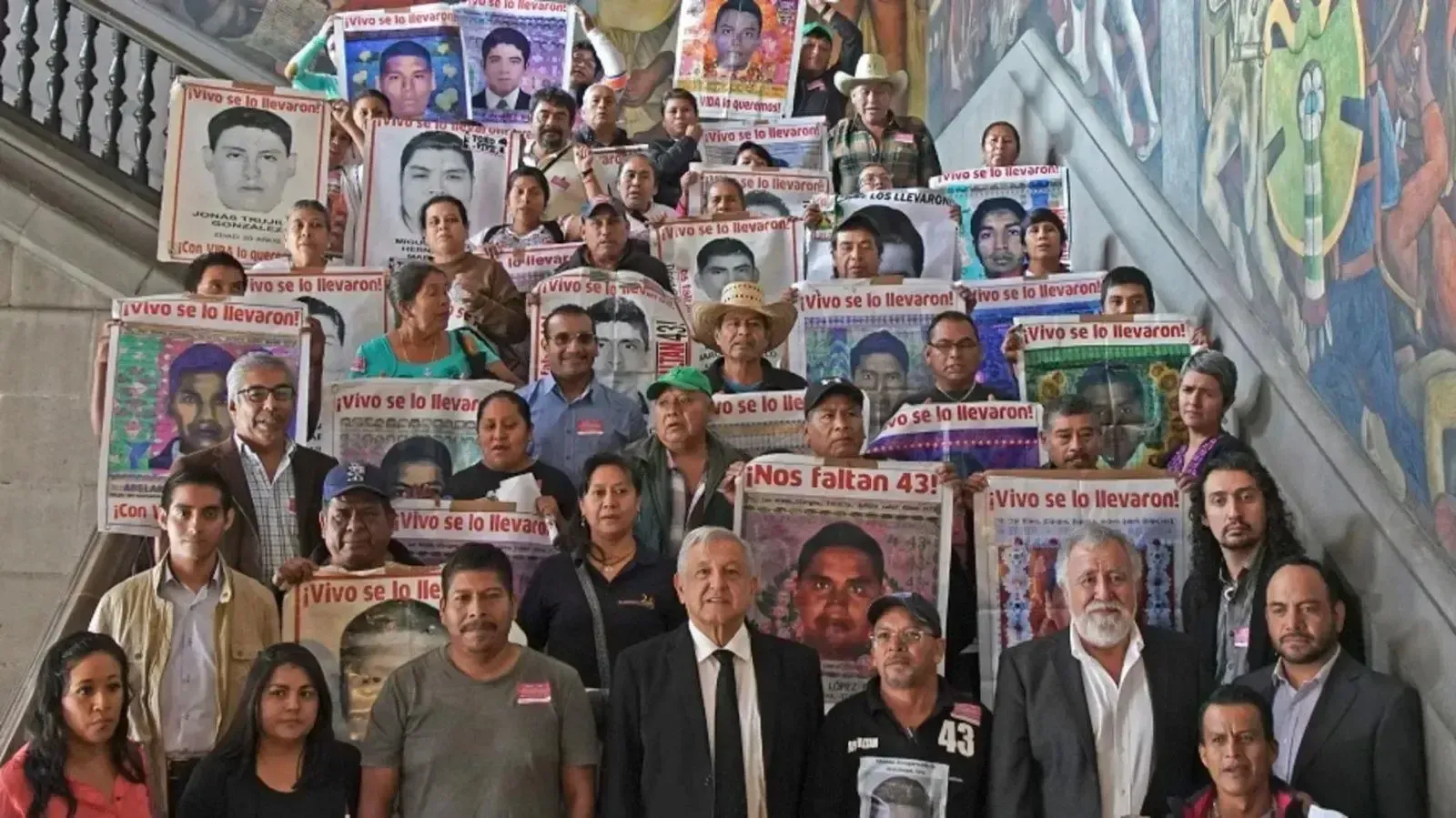 El presidente Andrés Manuel López Obrador se reunió con los padres y madres de los 43 alumnos de Ayotzinapa al cumplirse cinco años de su desaparición. (Presidencia)
