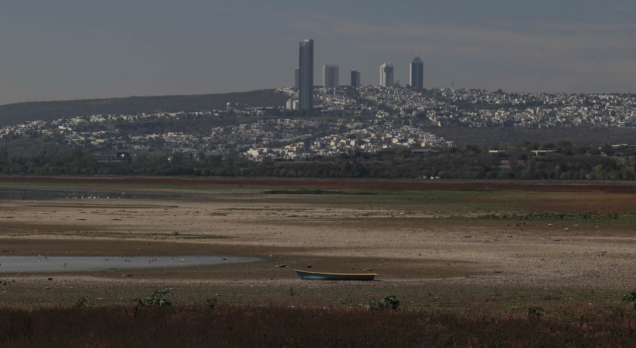 Mientras el agua se regatea a las personas, las industrias la usan sin restricciones y la contaminan