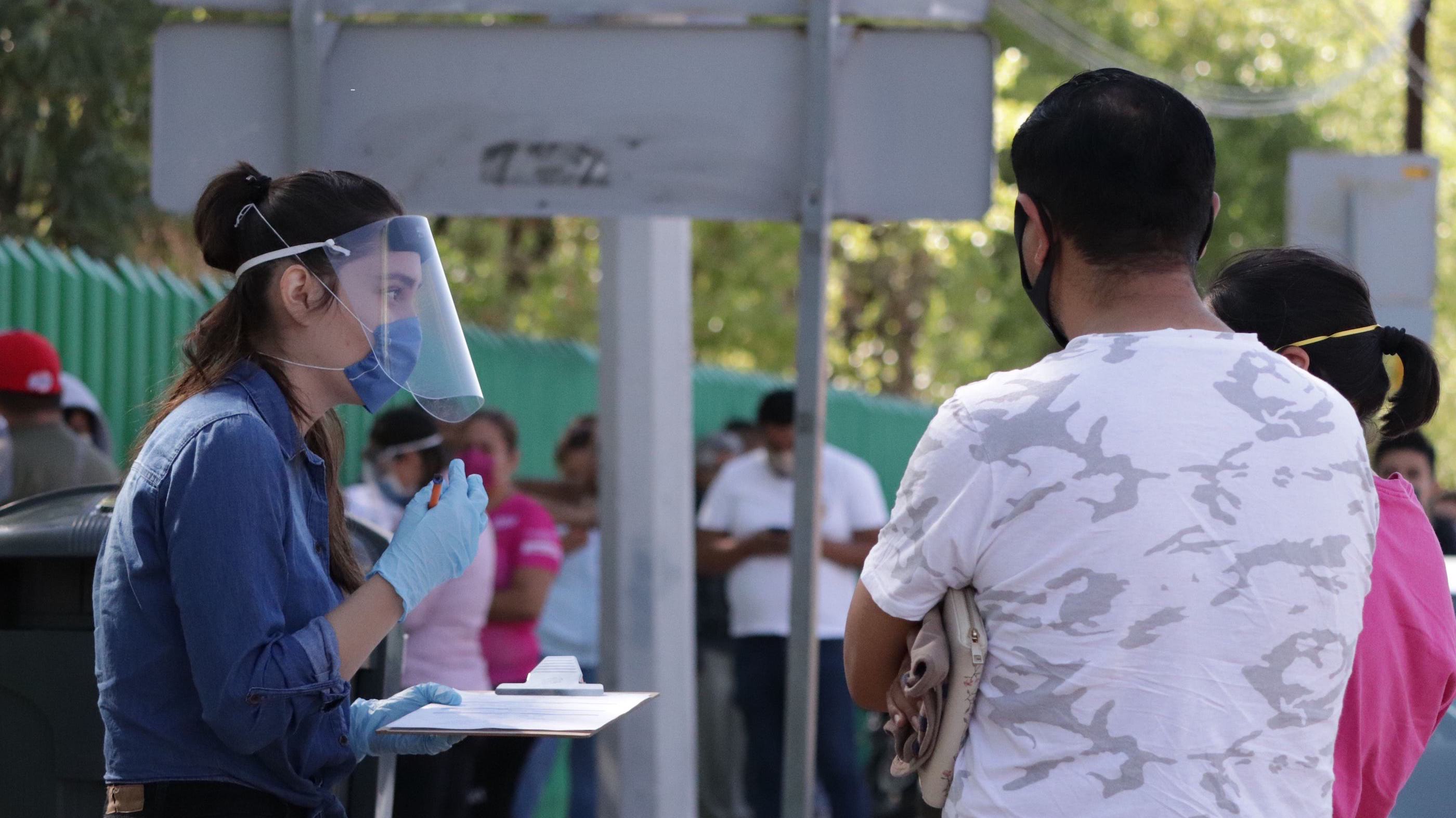 Pruebas COVID-19 VIP en la ciudad deportiva de León: una larga espera para ver llegar a los privilegiados