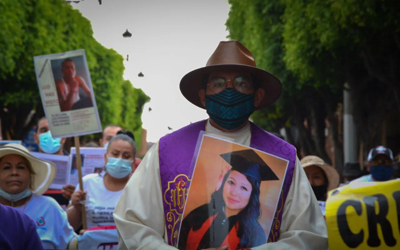 Sacerdote acompaña a los familiares de personas desaparecidas en León, Guanajuato. Foto: Jessica de la Cruz.