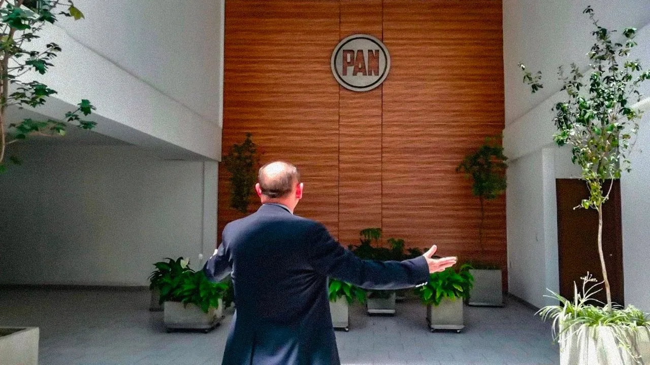 En defensa de su libertad de expresión enfrenta Carlos Arce hostil audiencia de expulsión del PAN