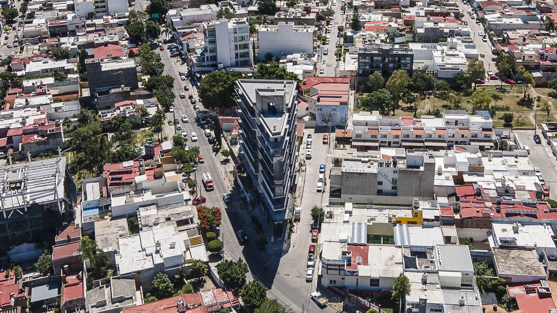 Ex regidor Lupe Vera construye adefesio de 9 pisos en Jardines del Moral, donde solo se permiten 6 niveles