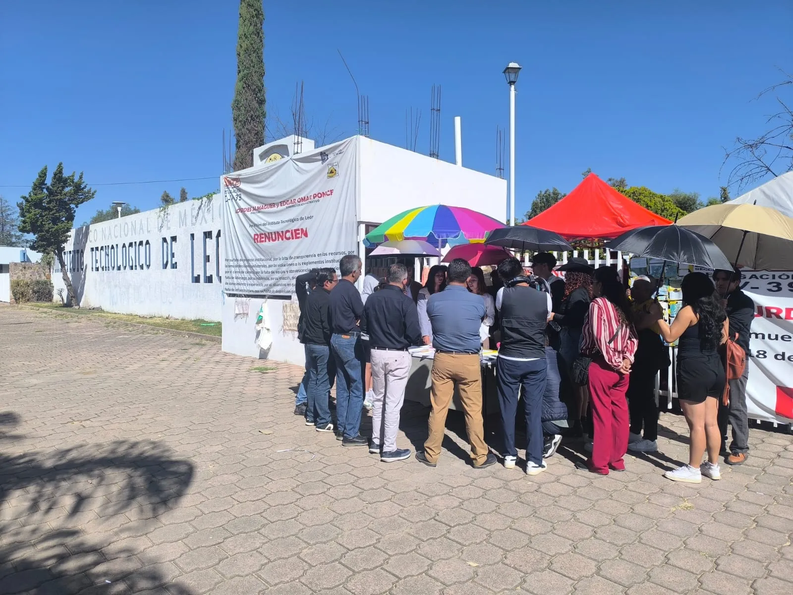 Reunion fuera del tecnologico de leon
