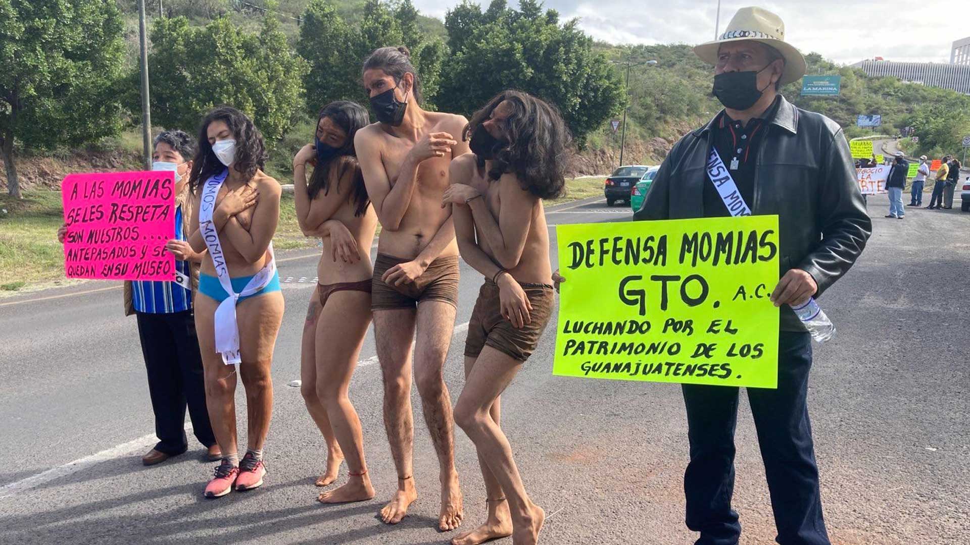 Avalan diputados deuda para nuevo Museo de las Momias; opositores protestan desnudos frente al Congreso