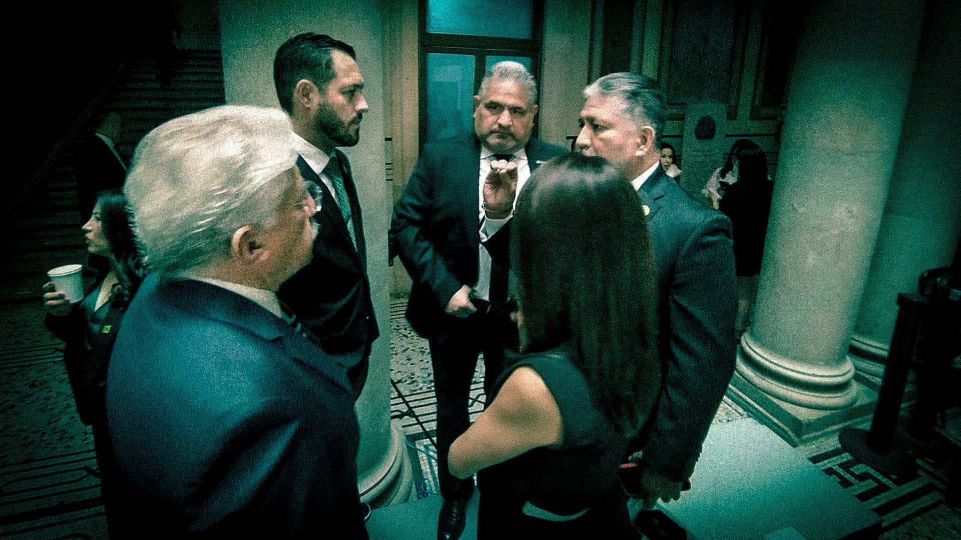 Luis Ernesto Ayala deja solo a Christian Cruz