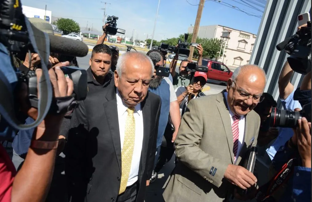 El comisionado del INM, Francisco Garduño Yáñez, al salir de los juzgados federales donde fue imputado por la tragedia migrante en Ciudad Juárez, 25 de abril de 2023.