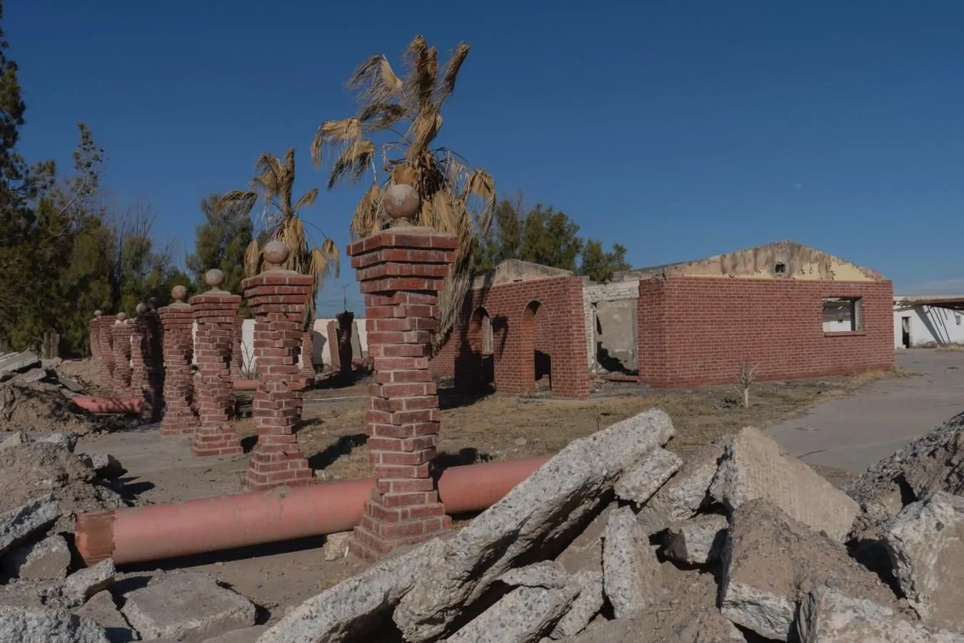 Decenas de casas en ruinas y mansiones construidas de manera obstentosas ahora lucen destruidas, como vestigios de las vidas destrozadas por la violencia en Guadalupe, Chihuahua. Foto: Alicia Fernández / La Verdad