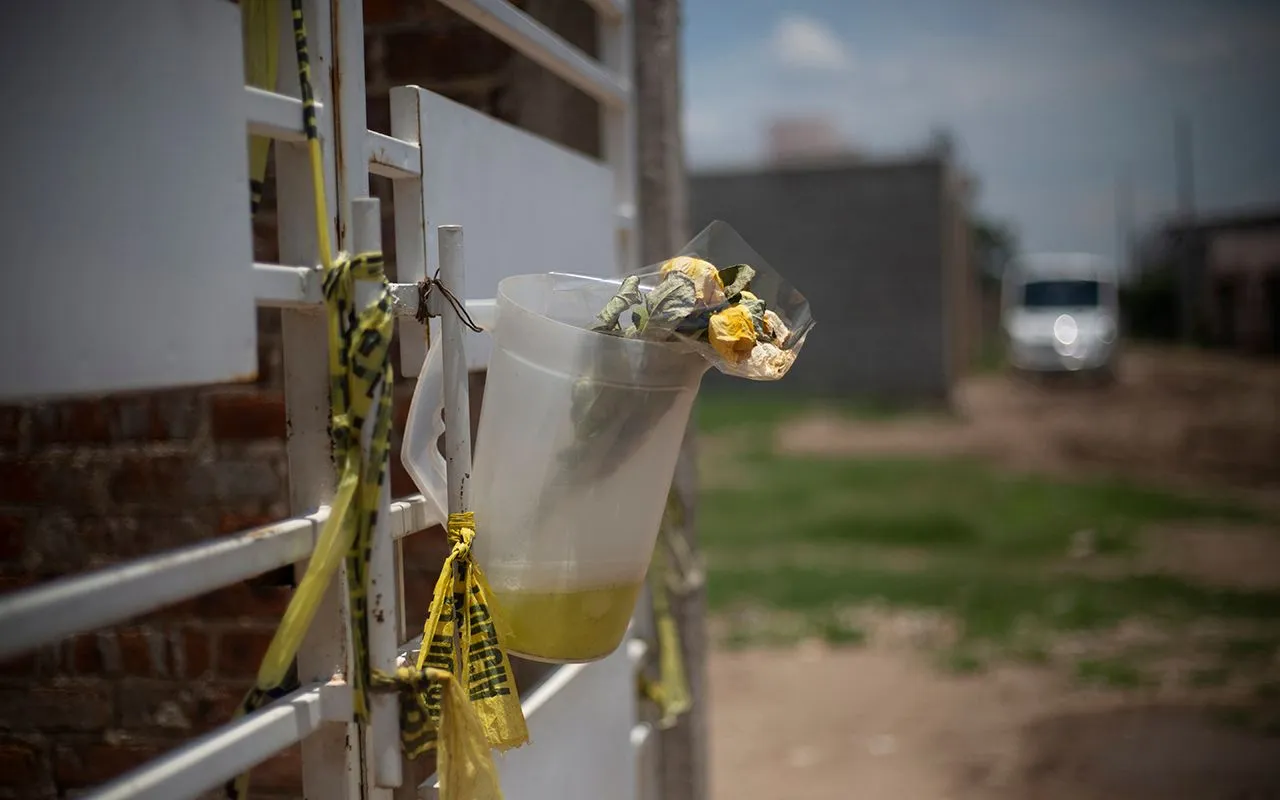 Altar en el acceso del anexo que sufrió un ataque el 1 de julio de 2020, en Irapuato, Guanajuato. En el lugar perdieron la vida 27 personas. Foto: Mónica González.