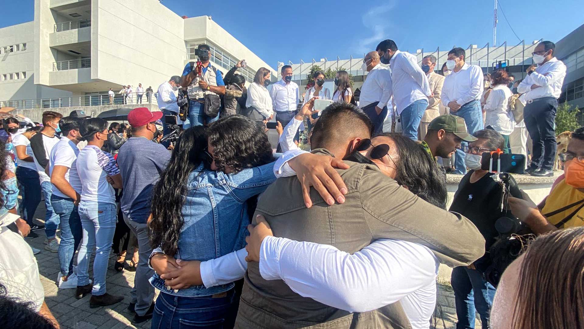 Indignación de estudiantes y familia no basta: militares seguirán en las calles dice el gobernador