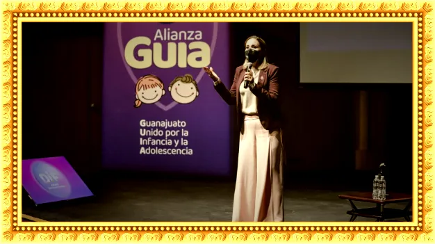 Adriana Ramírez Lozano, presidenta honoraria del DIF, en el evento Alianza GUIA como parte del programa Crianza Positiva. Foto: Gobierno del Estado de Guanajuato.