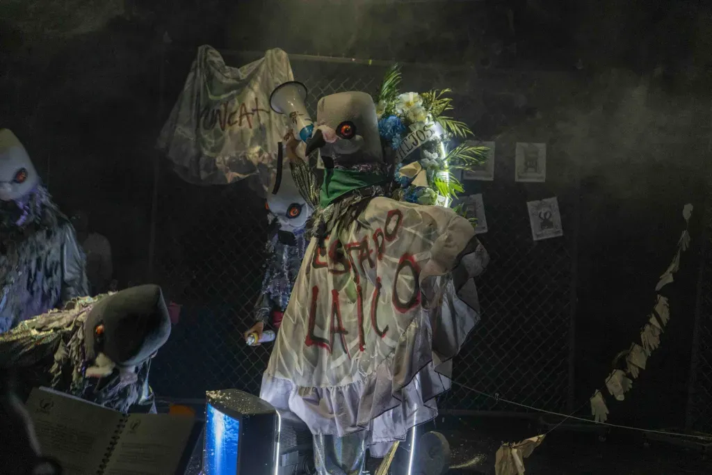 Una botarga de paloma viste una falda que tiene escrita la leyenda “Estado laico”. Foto: Sthefany Canales