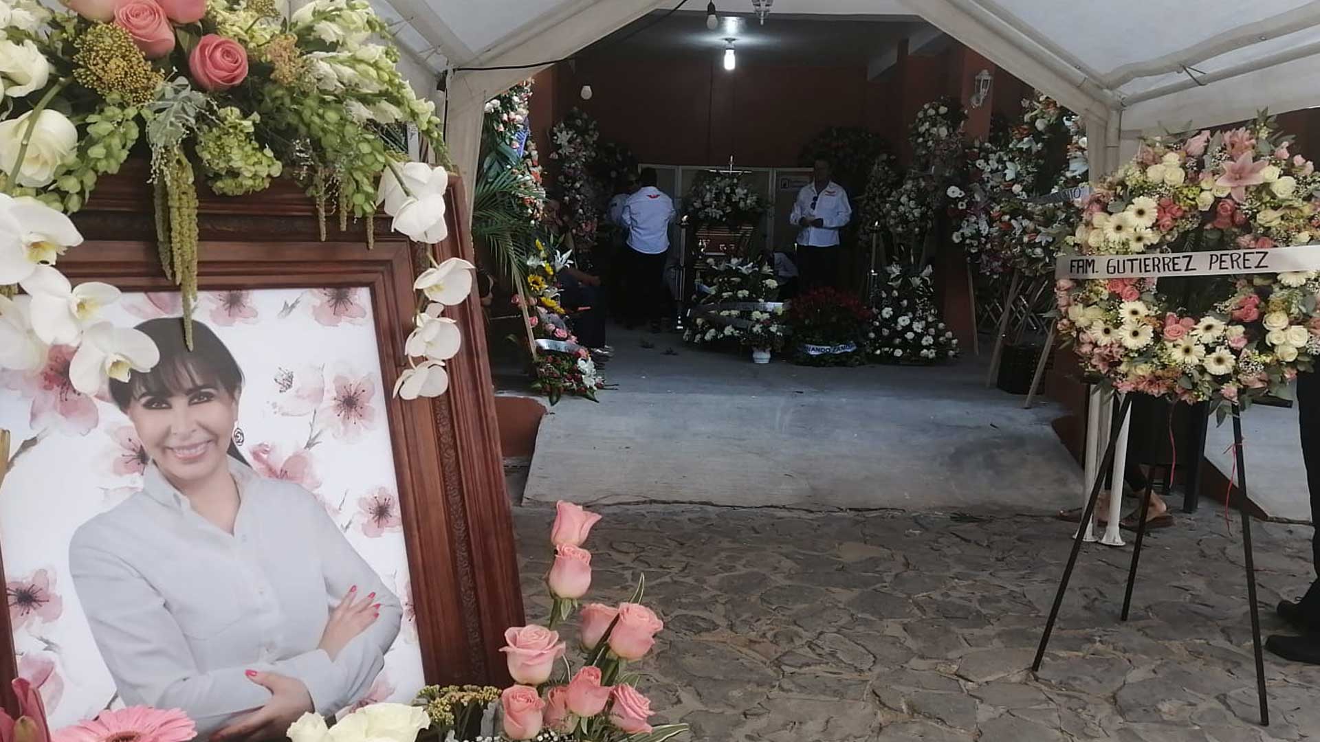 Despiden a Alma Rosa familia y amigos, sin compañía de políticos estatales ni siquiera de su partido