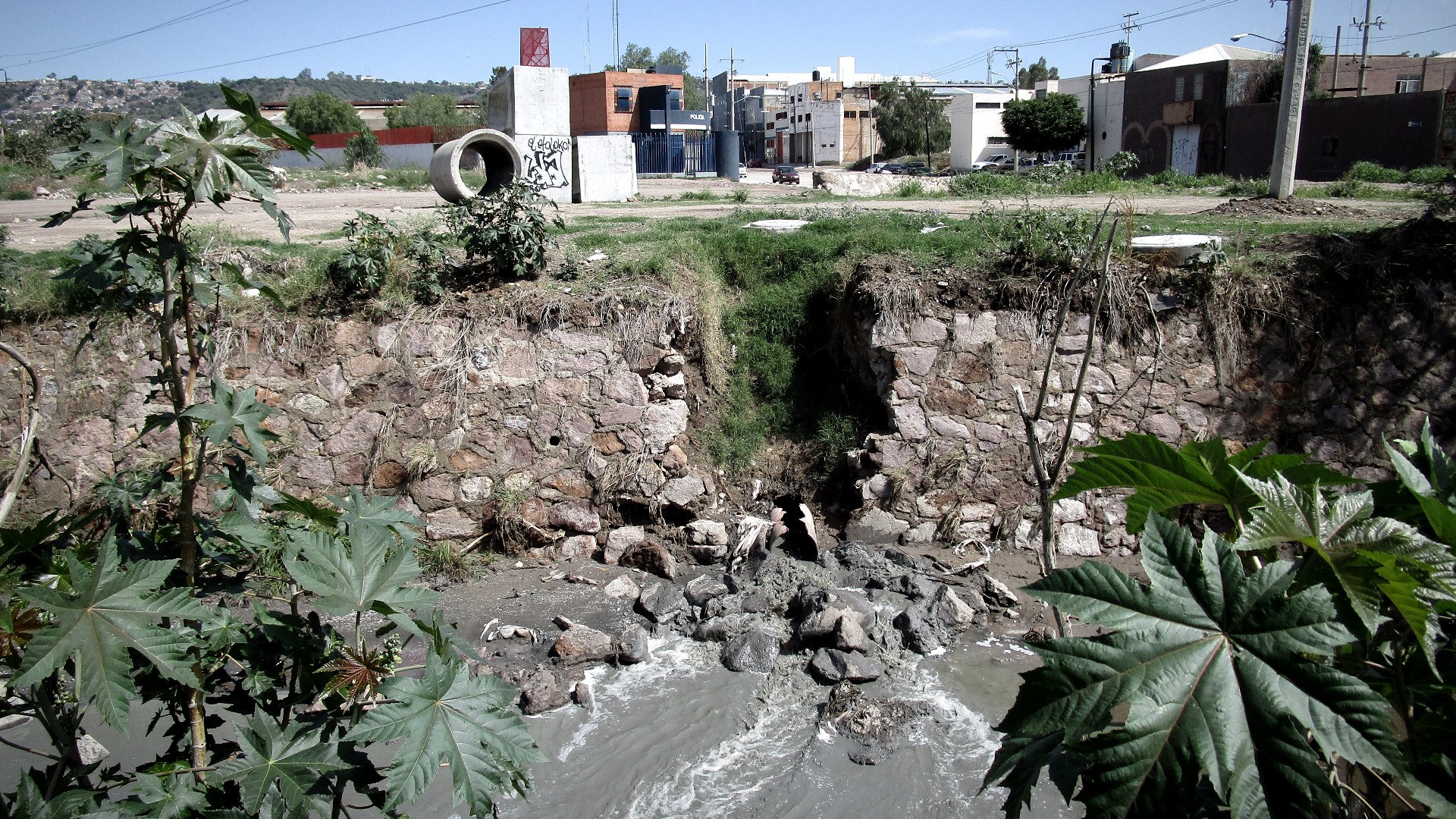 SAPAL presume saneamiento, pero vierte al Turbio tóxicos que van a Jalisco, de donde quiere traer agua limpia
