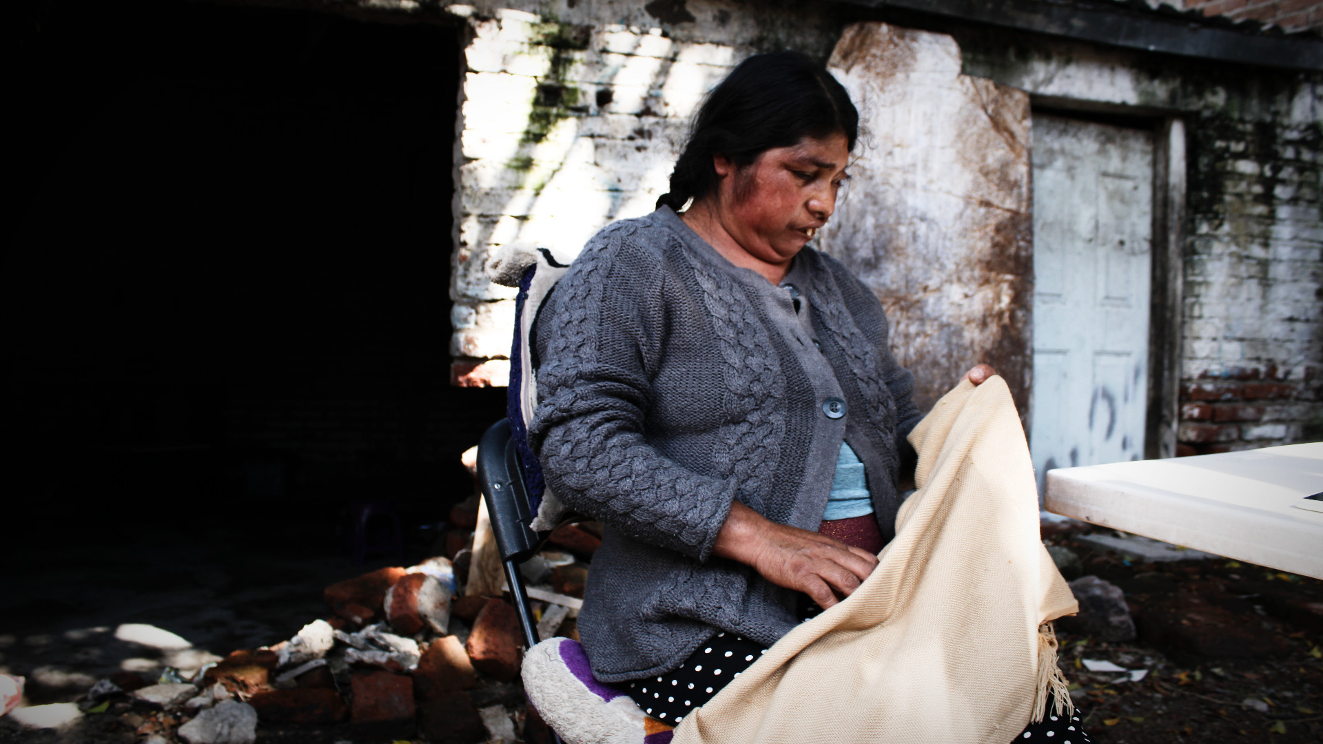 Con dádivas, pero sin disculpa municipio de León intenta resolver agresión de funcionarios a mujer tzotzil