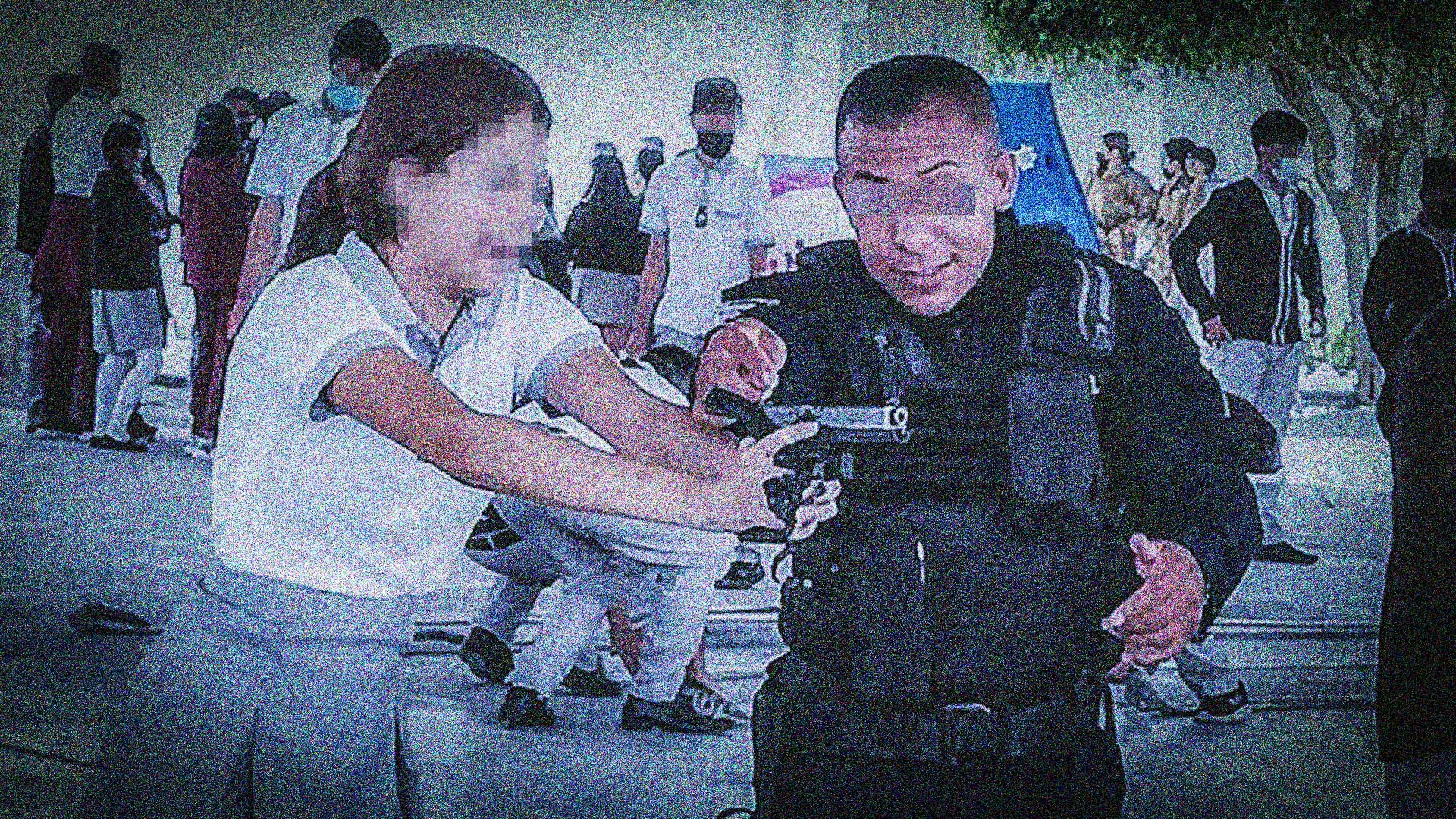Policías “promueven” la paz adiestrando con armas a estudiantes de secundaria