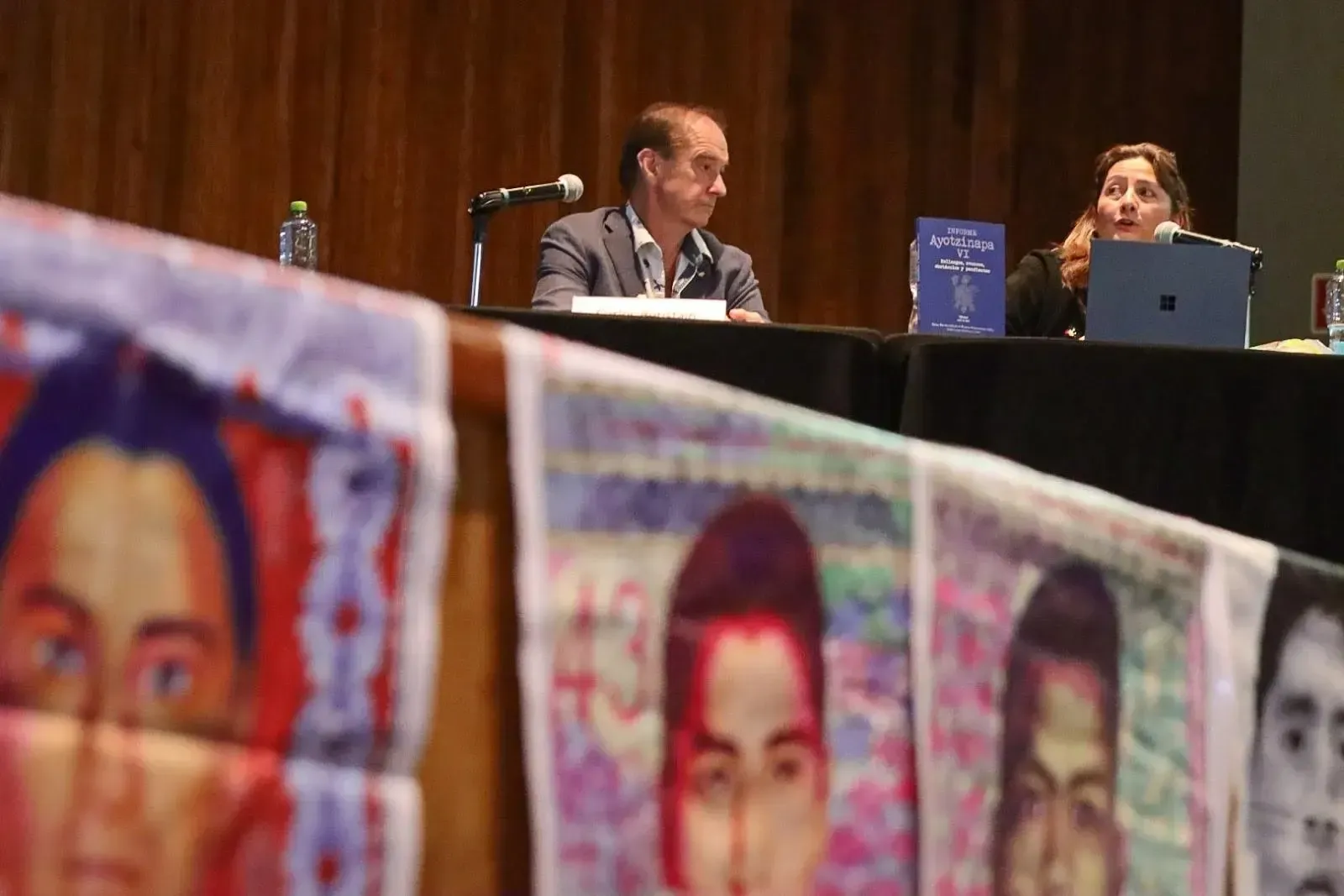 Carlos Beristain y Ángela Buitrago ofrecieron el último informe del GIEI el pasado julio. El médico vasco advirtió sobre el riesgo de que “la mentira se institucionalice como respuesta”. (Emiliano Molina/ObturadorMX)