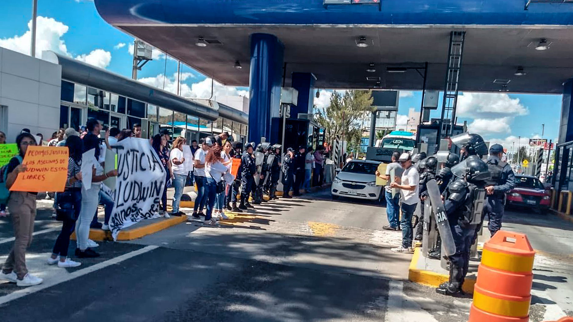 Con antimotines, autoridades de Guanajuato responden a exigencia de justicia por homicidio de Ludwin