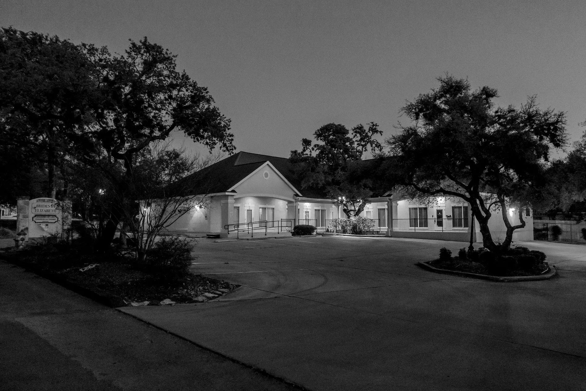 Los fiscales federales llegaron a un acuerdo con el hijo del exgobernador de Aguascalientes Luis Armando Reynoso Femat en 2019. Habían alegado en una demanda civil que Reynoso Femat compró millones de dólares en bienes raíces del condado de Bexar, incluido este pequeño edificio de oficinas, con dinero robado de las arcas del estado. Un abogado del hijo de Reynoso Femat dijo al San Antonio Express-News que había llegado a un acuerdo con el gobierno para vender la propiedad inmobiliaria, pero los registros de propiedad del condado muestran que todavía es propiedad de la empresa del hijo, R&S International Investments LP.