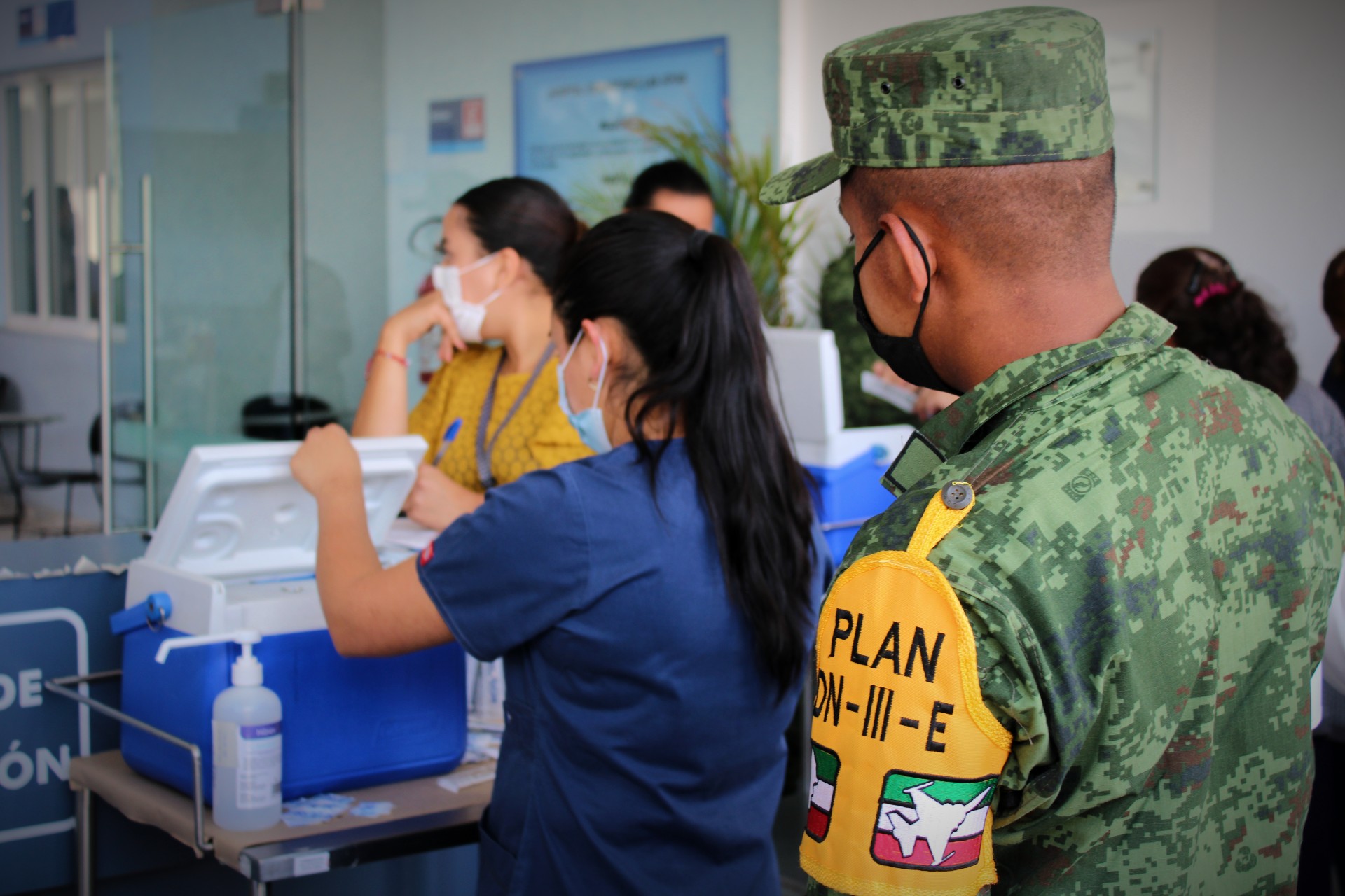 Vigilan la correcta distribución y aplicación de vacunas, pero nadie los cuida a ellos