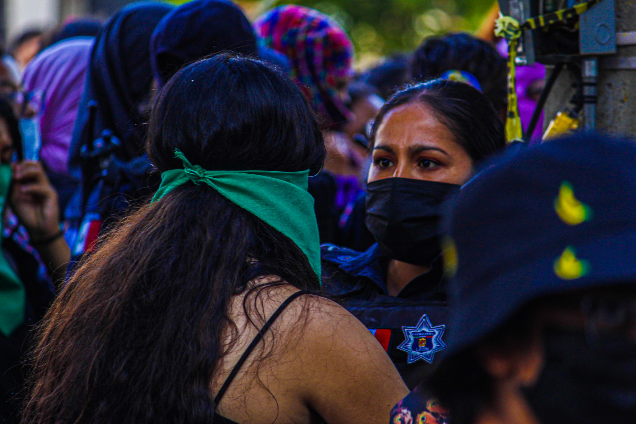 Repudian organizaciones de derechos humanos del país la represión a feministas en León