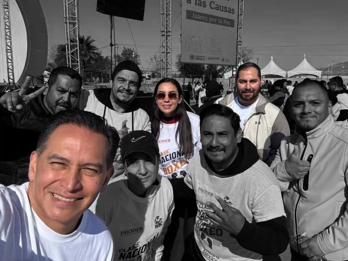 Alejandro Pérez Cuéllar participa en la Clase Nacional de Boxeo en abril de 2025 junto a integrantes de su equipo, entre ellos Irvin Alonso Ruiz Orozco y Kenya Daniela Garibay. / Fuente: Facebook Alejandro Pérez Cuéllar. (Imagen intervenida. Color modificado digitalmente para destacar a las personas mencionadas)