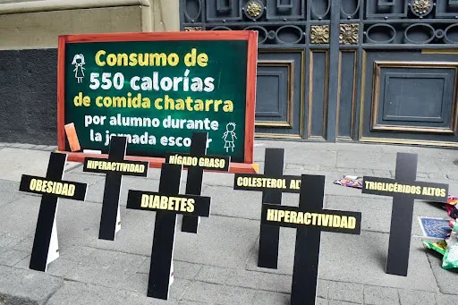 Protesta de organizaciones civiles en 2022 frente a la Secretaría de Educación Pública para alertar sobre los riesgos de la comida chatarra en escuelas. (Foto: Isis Mata / ObturadorMX)