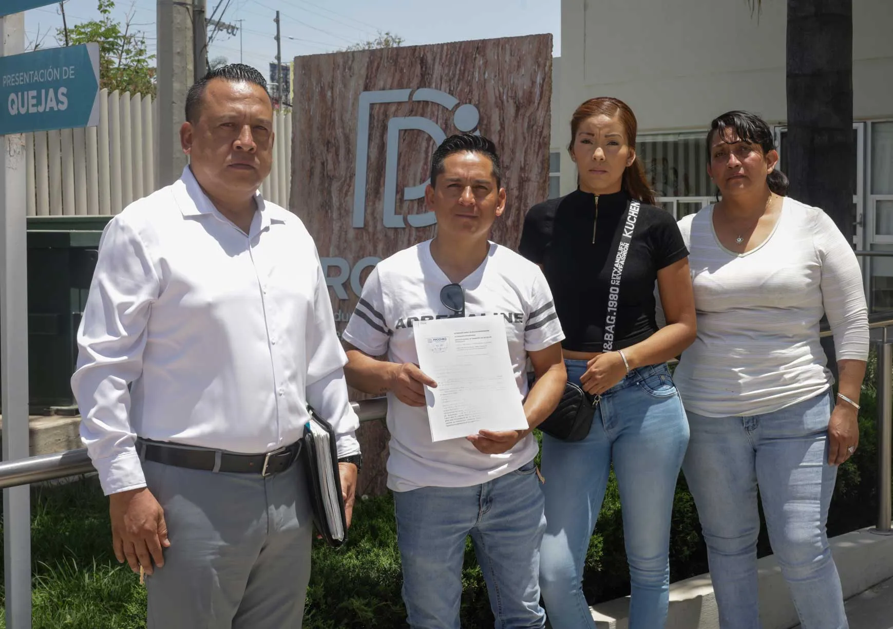 La familia de Eduardo y su abogado acudieron a las instalaciones de la Procuraduría de los Derechos Humanos del Estado de Guanajuato (PRODHEG) en León.