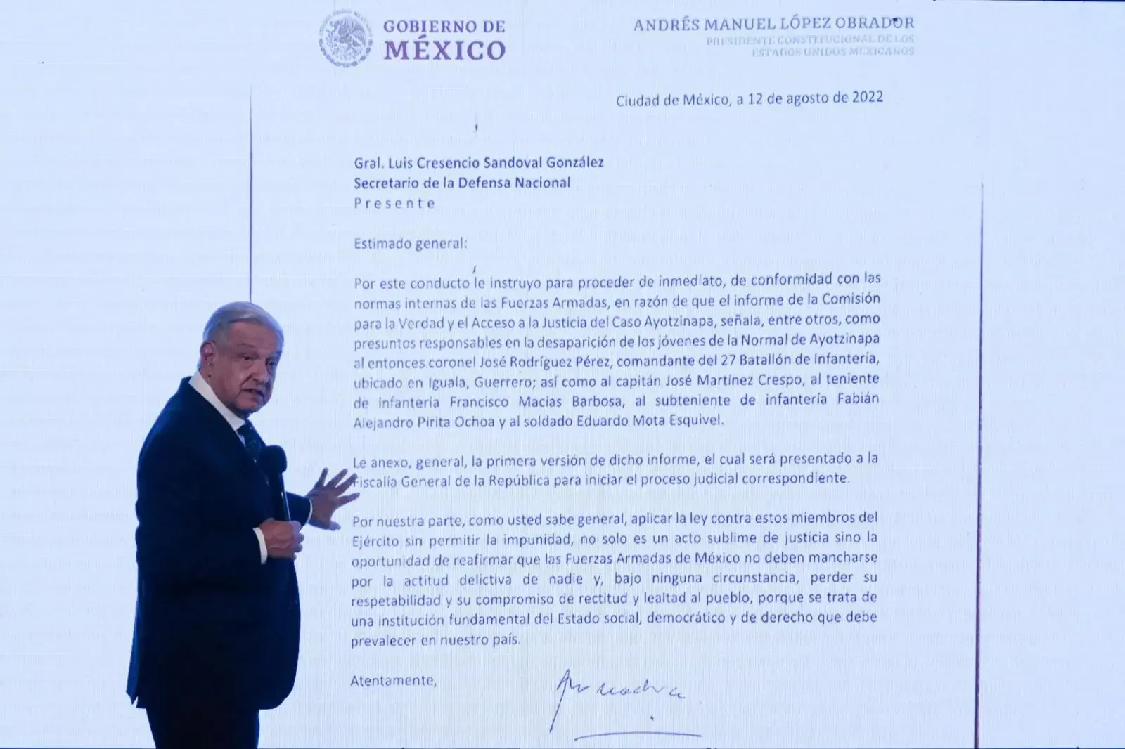 El pasado jueves 21, el presidente mostró un par de cartas en las que solicitaba al secretario de Defensa proceder con la detención de militares involucrados en el caso. (Gabriel Pano/ObturadorMX)