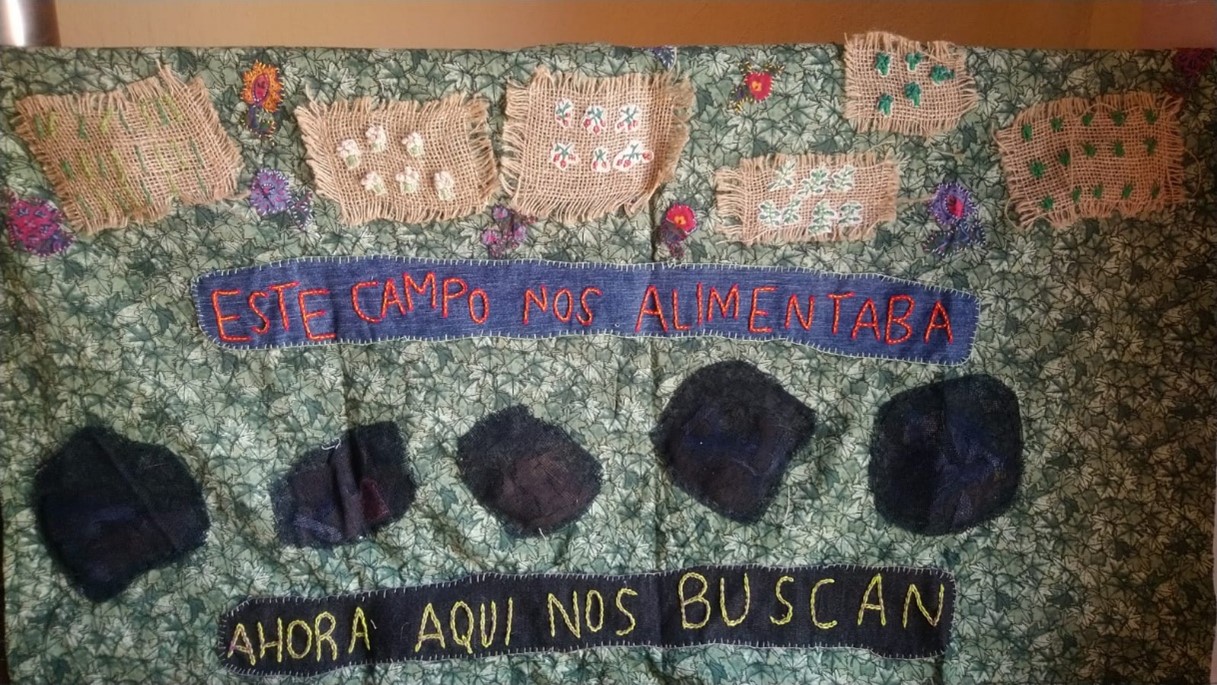 Bordar vida y muerte, sobre la pieza “Este campo nos alimentaba, ahora aquí nos buscan”